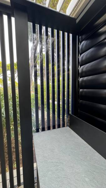 Photo d'un brise-soleil moderne installé sur une pergola bioclimatique à Nîmes dans le 30