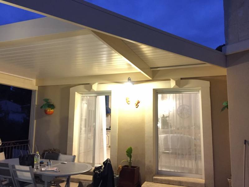 Vente et installation d'une pergola bioclimatique aluminium blanche sur mesure moderne à Congénies dans le 30