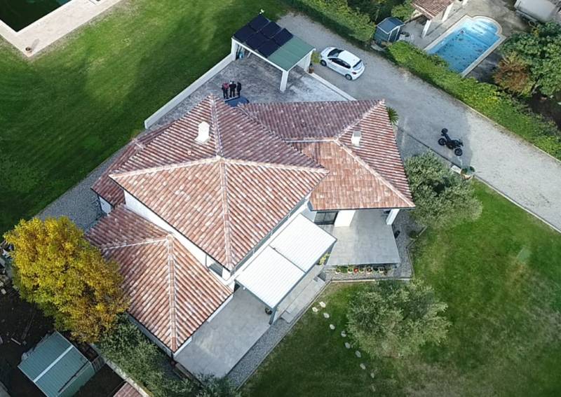 Intégration d'une pergola à lames orientables aluminium sur une terrasse à Nîmes dans le 30