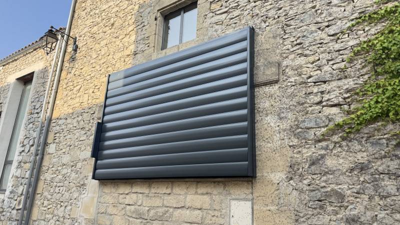 Pose d'un brise-soleil à lames orientables motorisées à Montpellier dans le 34