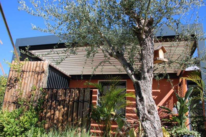 Parois coulissantes en verre panoramiques fabriquées sur mesure pour fermer une pergola bioclimatique à Villevieille dans le Gard 