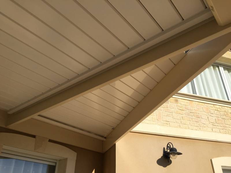 Réalisation d'une pergola à lames orientables aluminium blanche à Congénies dans le 30