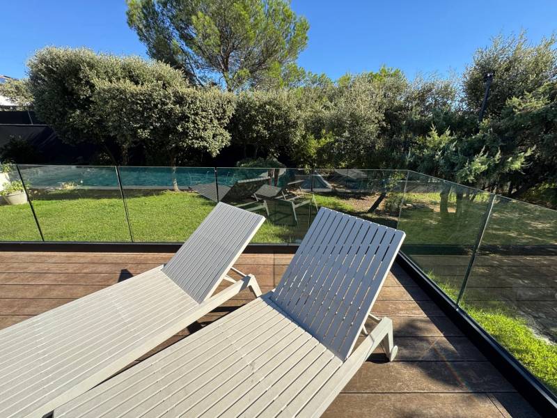 Installation d'un garde-corps en verre pour sécuriser un espace piscine en hauteur à Villevieille dans le 30