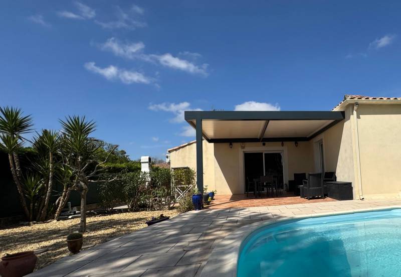 Vente et installation d'une pergola alu sur mesure bioclimatique à lames orientables avec éclairage led intégré à Montpellier 34