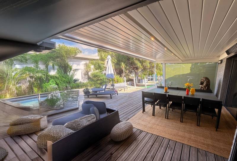 Exemple d'installation adossée d'une pergola bioclimatique 4X4 à Nîmes dans Gard par 3D EXTERIEUR