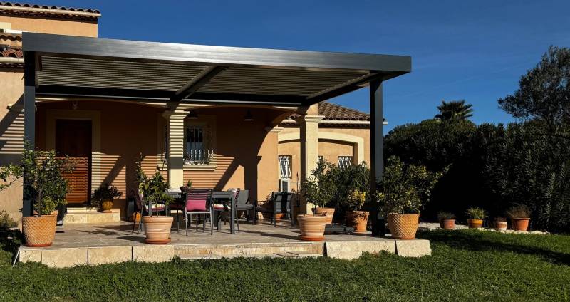 Installation d'une pergola bioclimatique 6X4 fabriquée sur mesure à Nîmes dans le 30 par 3D EXTERIEUR