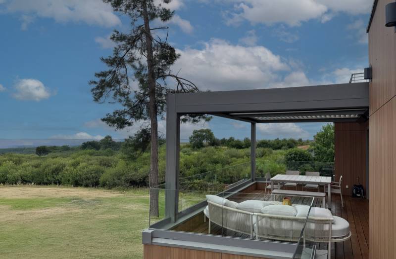 Photo d'une pergola bioclimatique fabriquée sur mesure et installée à Montpellier dans le 34 par 3D EXTERIEUR