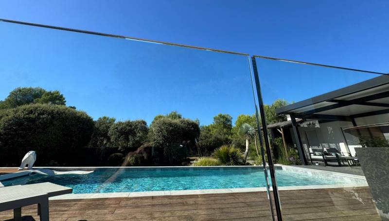 Exemple d'installation de garde-corps en verre autour d'une plage de piscine à Villevieille dans le 30