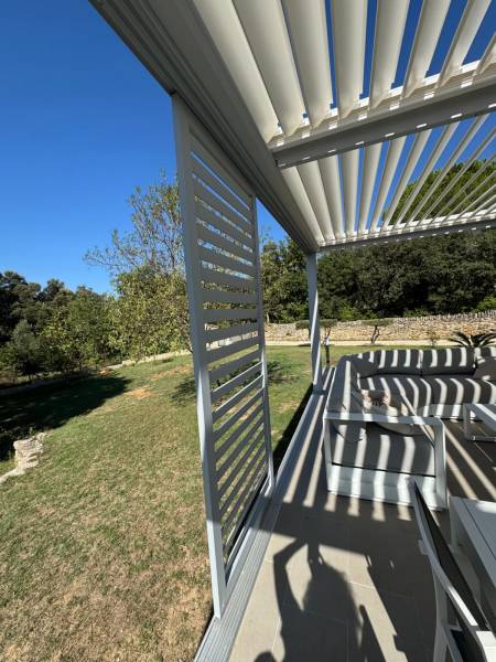 Exemple de pergola bioclimatique à lames orientables fabriquée sur mesure à Montpellier dans l'Hérault