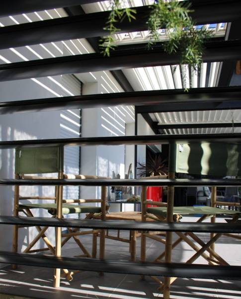 Installation d'un brise soleil sur mesure à lames orientables sur la partie latérale d'une pergola à Villevieille dans le Gard