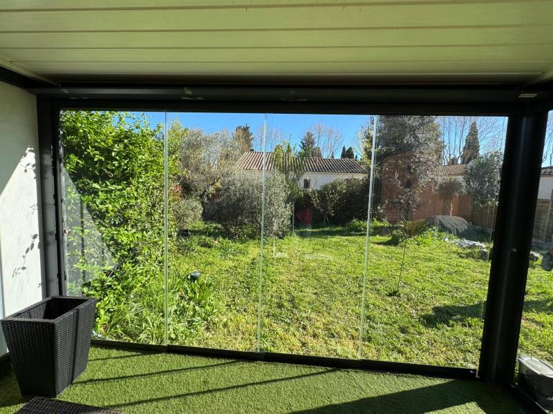 Fermer une pergola par vitrages panoramiques sur mesure à Villevieille dans le Gard