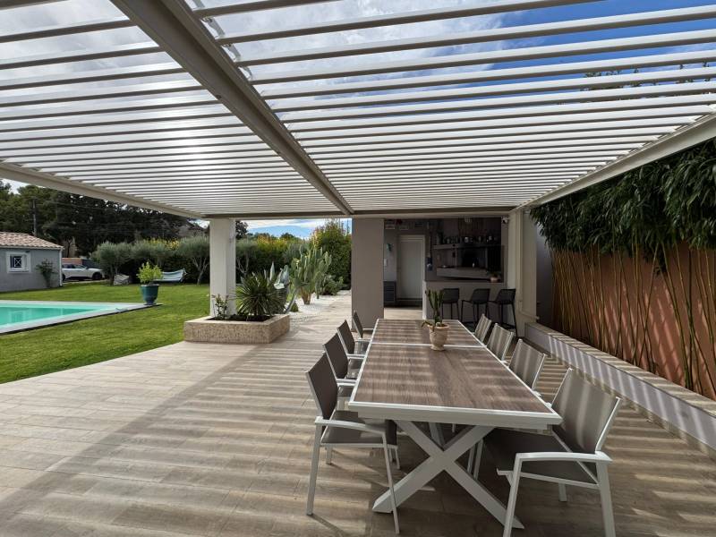 Installation adossée d'une pergola bioclimatique fabriquée sur mesure à Alès dans le 30