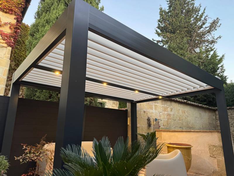 Photo d'une pergola autoportée bioclimatique fabriquée sur mesure et installée à Alès dans le Gard