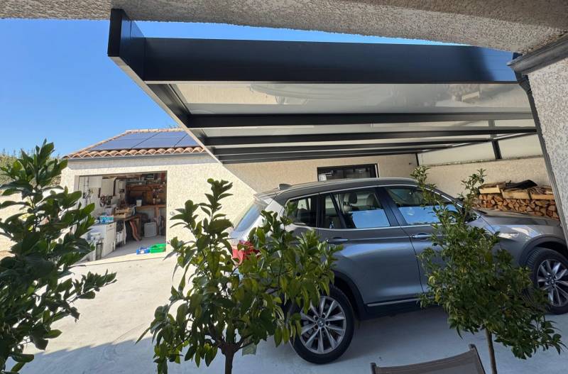 Conception et fabrication sur mesure d'un carport adossé aluminium à Alès dans le Gard