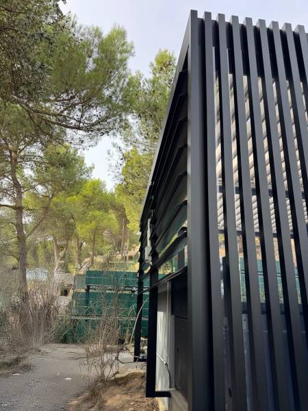Brise-soleil sur mesure adapté à une pergola à lames orientables à Nîmes dans le Gard 