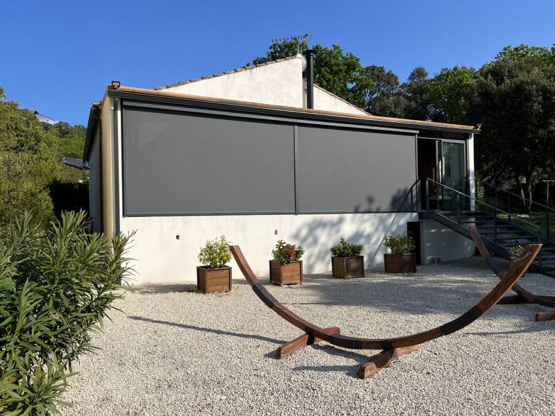 Réalisation de stores zip screen extérieurs installés à l'extérieur d'une véranda à Nîmes dans le Gard
