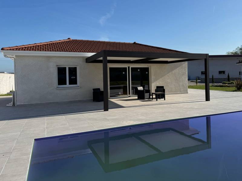 Pose adossée d'une pergola bioclimatique sur mesure 6X4 sur une terrasse à Nîmes dans le 30