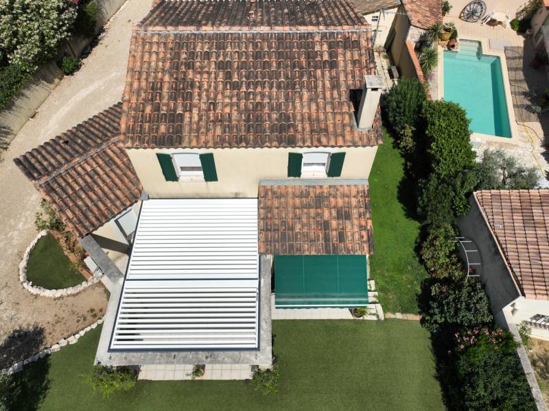 Conception sur mesure d'une pergola bioclimatique aluminium gris anthracite à Nîmes dans le Gard