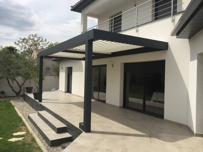 Exemple de pergola bioclimatique moderne gris anthracite fabriqué sur mesure à Nîmes dans le Gard