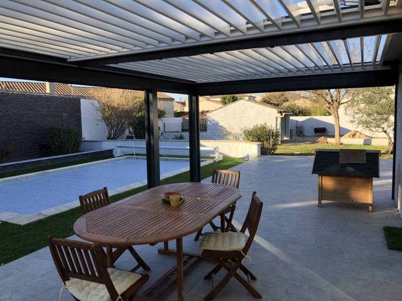 Installation sur terrasse d'une pergola bioclimatique 7X4 aluminium fabriquée sur mesure à Redessan dans le 30