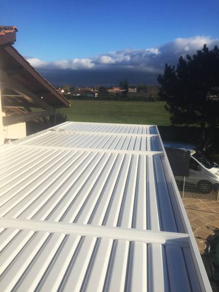 Photo des lames orientables fermées d'une pergola bioclimatique sur mesure installée à Alès dans le 30
