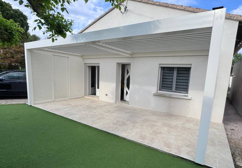 Réalisation d'une pergola bioclimatique blanche 7X3 à Uzès dans le 34