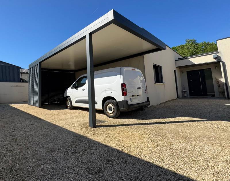 Fabrication sur mesure d'un carport aluminium avec Isotoit à Uzès dans le Gard