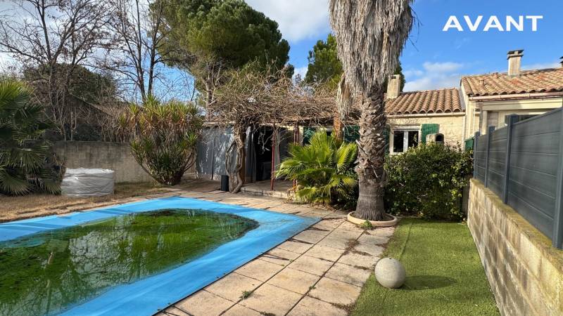 Photo avant la pose d'une pergola bioclimatique adossée fabriquée sur mesure et installée à Montpellier dans le 34