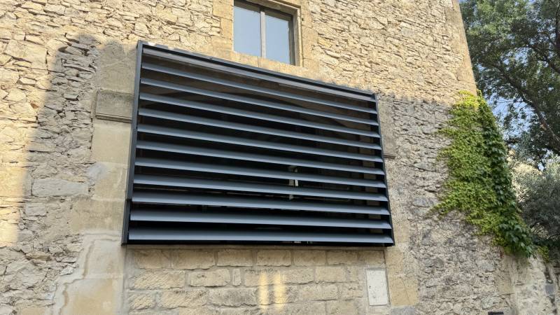 Photo d'un brise-soleil à lames orientables motorisées installée à Montpellier dans le 34