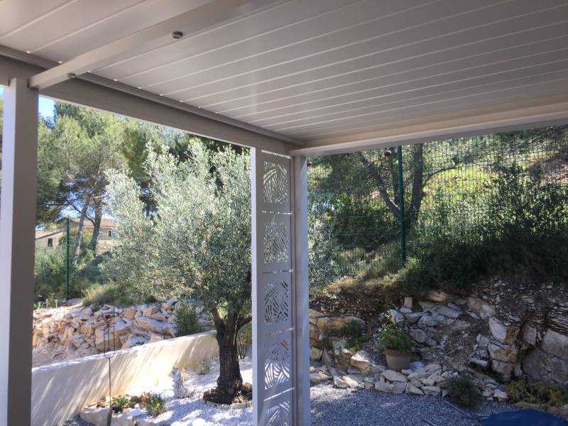 Exemple de pergola bioclimatique fabriquée sur mesure avec pose adossée à Montpellier dans le 34