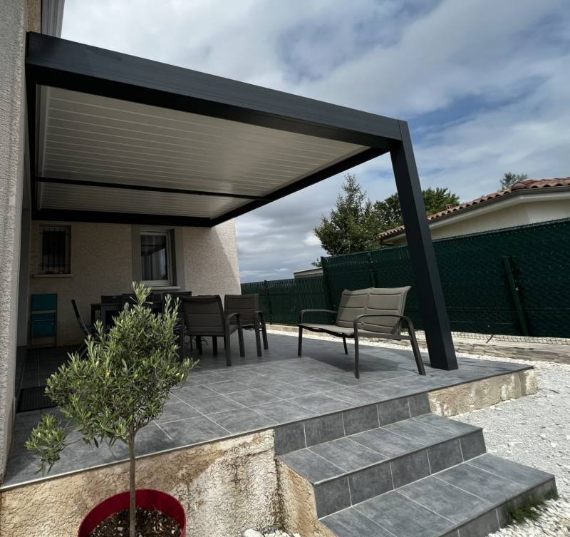 Exemple de réalisation de pergola bioclimatique sur mesure 4X4 avec pose adossée deux murs à Alès dans le 30 
