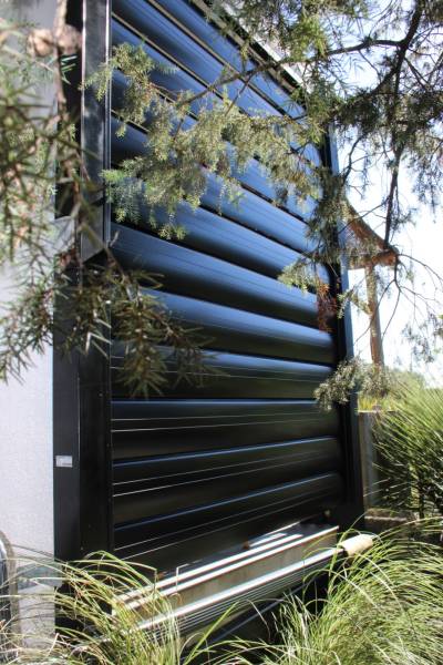 Fabrication sur mesure d'un brise soleil fixe à lames orientables motorisées pour pergola à Villevieille dans le Gard