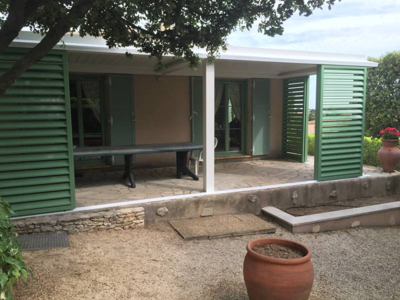Réalisation d'une pergola bioclimatique sur mesure avec BSO coulissants à Nîmes dans le Gard