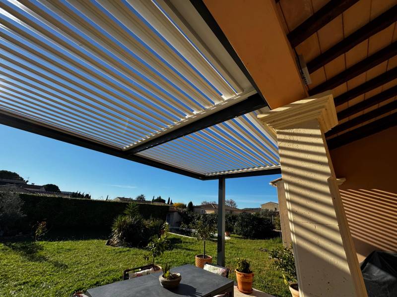 Réalisation d'une pergola bioclimatique alu 6X4 fabriquée sur mesure et installée à Nîmes dans le 30 par 3D EXTERIEUR