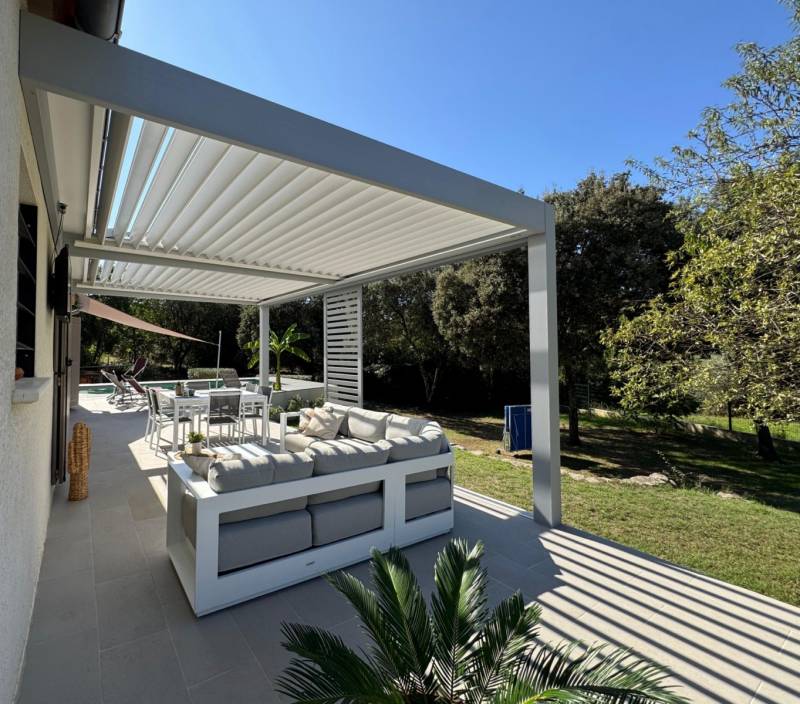 Photo d'une pergola à lames orientables 6X4 fabrication sur mesure installation adossée à Montpellier 3D EXTERIEUR