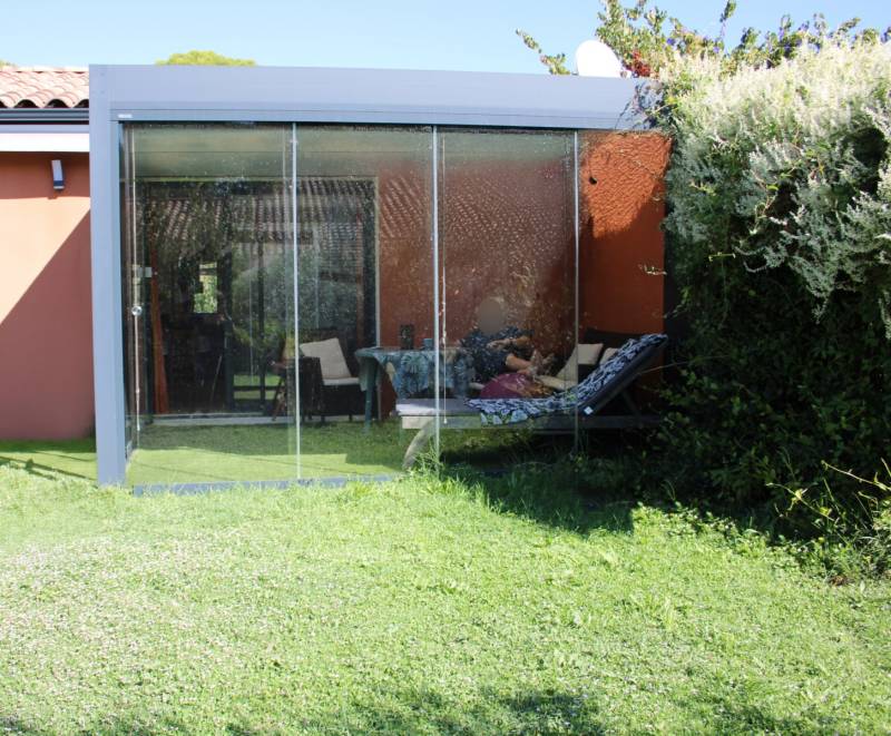 Solution pour fermer une pergola bioclimatique à Villevieille dans le Gard