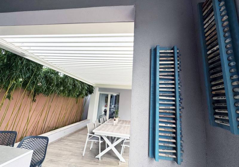 Pergola à lames orientables design fabriquée sur mesure installée à Alès dans le 30