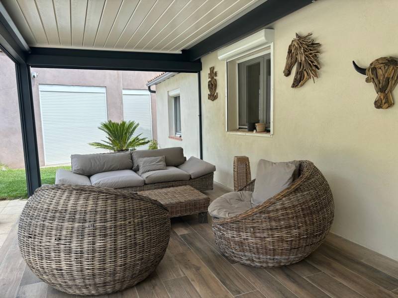 Pergola bioclimatique aluminium sur mesure adossée 9X3 installée à Alès dans le 30