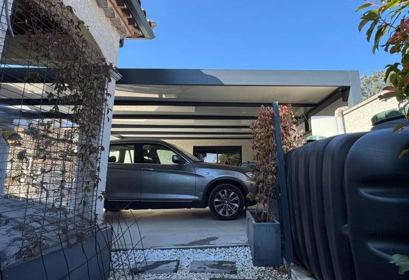 Photo d'un carport adossé deux voitures sur mesure pose adossée à Alès dans le 30