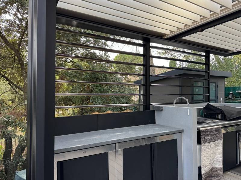 Brise-soleil à lames orientables sur mesure intégré à une pergola bioclimatique à Nîmes dans le Gard