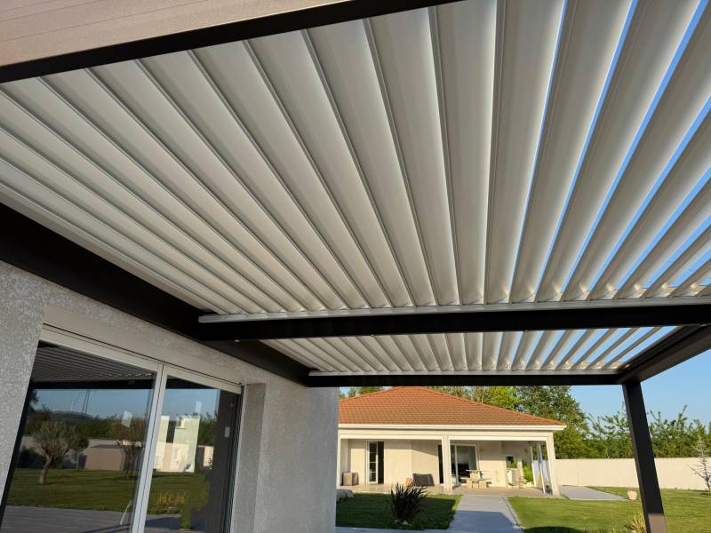 Exemple de pergola à lames orientables aluminium fabriquée sur mesure et installée à Nîmes dans le Gard