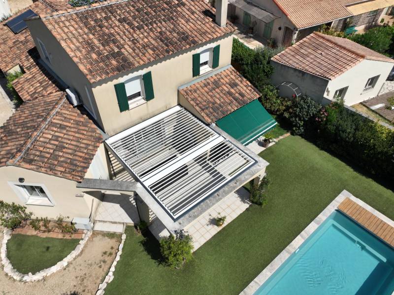 Conception et fabrication d'une pergola bioclimatique aluminium sur mesure à Nîmes dans le 30