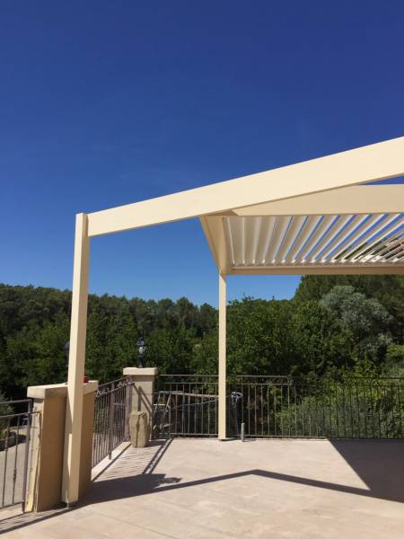 Exemple de réalisation d'une pergola bioclimatique aluminium design blanche 6X5 à Congénies dans le 30