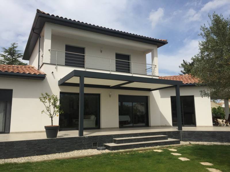 Fabrication sur mesure d'une pergola à lames orientables aluminium gris anthracite à Nîmes dans le 30