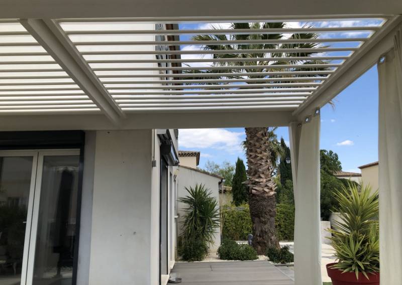 Fabrication d'une pergola à lames orientables sur mesure 5X3 avec brise vue bouclier à Aigues-Mortes dans le 30