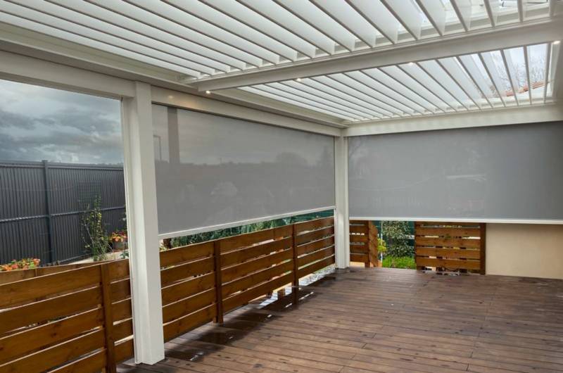 Installation d'une pergola à lames orientables blanches 8X4 sur une terrasse à Caveirac dans le 30