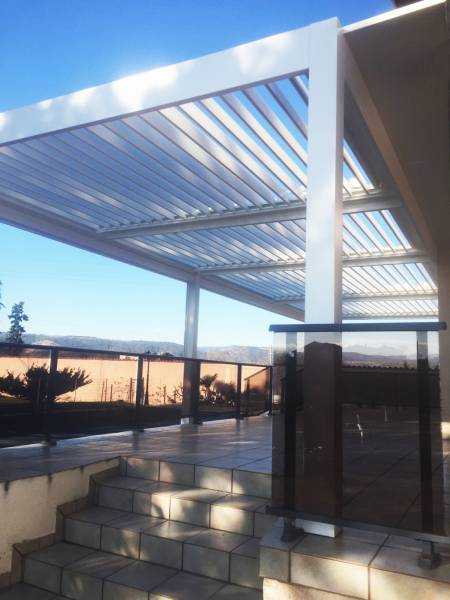 Pose adossée d'une pergola à lames orientables sur mesure à Alès dans le 30