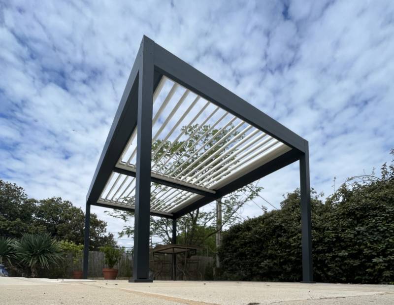 Photo d'une pergola bioclimatiques autoportante fabriquée sur mesure à Alès dans le Gard