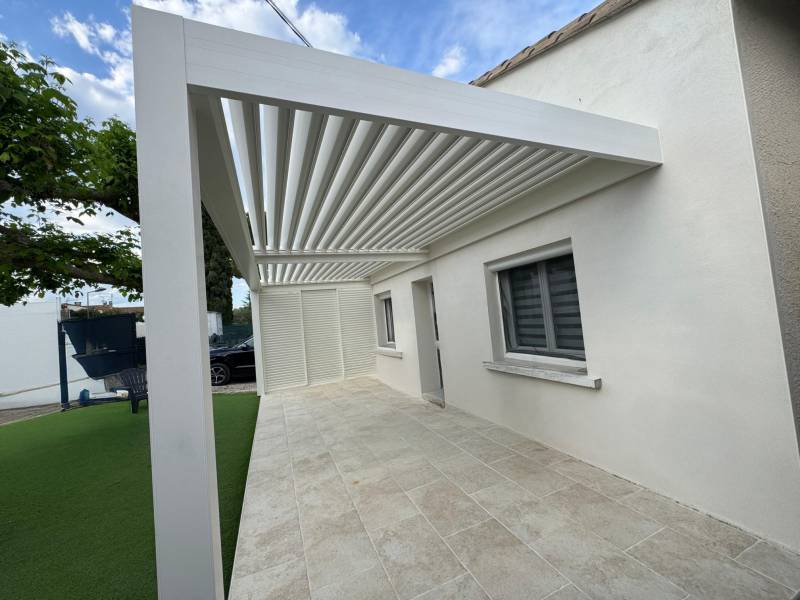 Installation d'une pergola à lames orientables aluminium sur mesure à Uzès dans le Gard