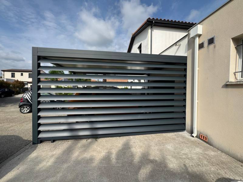 Carport une voiture avec BSO fabriqués sur mesure installation adossée à Uzès dans le Gard